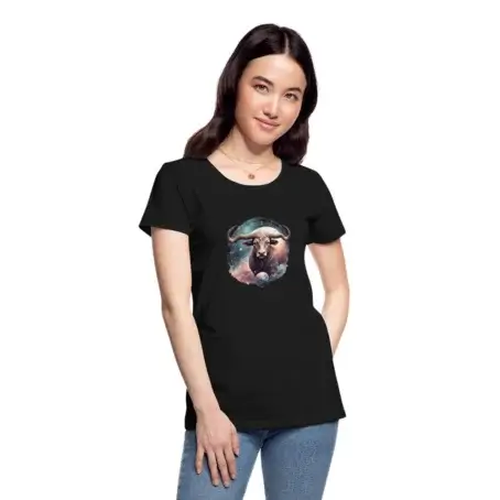 Eine Frau präsentiert ein T-Shirt auf dem ein Stier passend zum Sternzeichen Stier elegant passend zum dazugehörigen Erdelement durch den Staub geht.